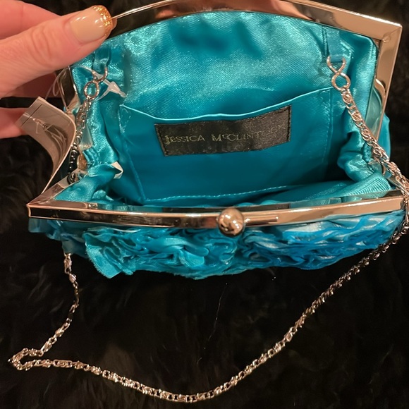 Silky bag with kiss lock closure, chain to wear on shoulder or clutch option. - Picture 3 of 8